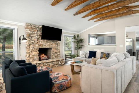 Hummingbird Haus - Sleeps 12 Cowboy Pool Firepit House in Fredericksburg