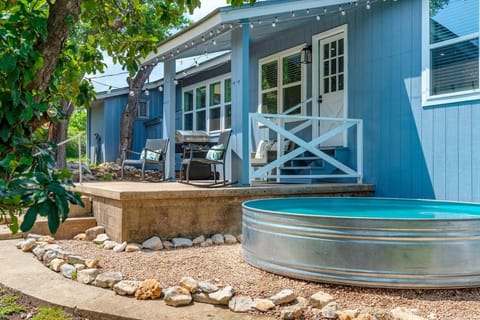 Hummingbird Haus - Sleeps 12 Cowboy Pool Firepit House in Fredericksburg