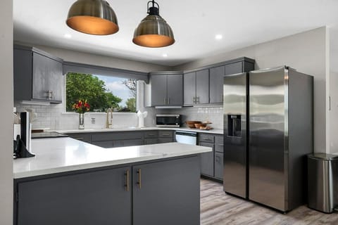 Hummingbird Haus - Sleeps 12 Cowboy Pool Firepit House in Fredericksburg