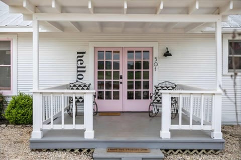 Pink Duchess - Mins to Main Hot Tub & Fire Pit House in Fredericksburg