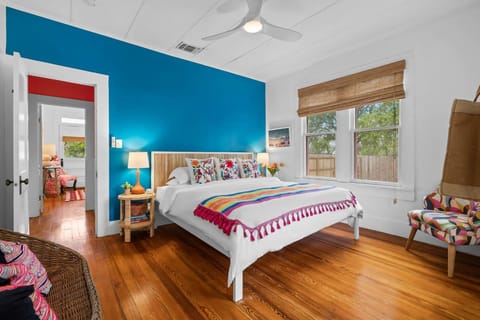 Pink Duchess - Mins to Main Hot Tub & Fire Pit House in Fredericksburg