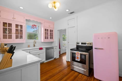 Pink Duchess - Mins to Main Hot Tub & Fire Pit House in Fredericksburg