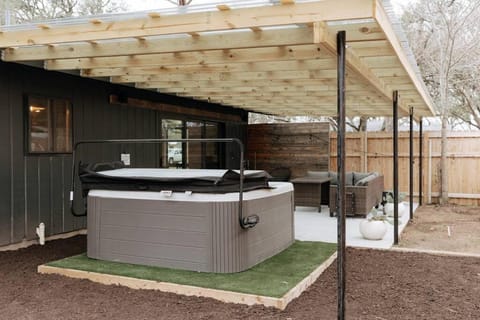 Schubert Haus - 2 BLKS to Main St Hot Tub & Pool House in Fredericksburg