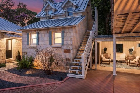 Stonewall Bungalow 2 - Sleeps 2 House in Stonewall