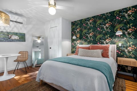 Stonewall Bungalow 2 - Sleeps 2 House in Stonewall