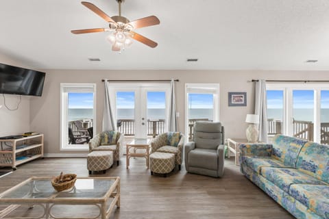 Renegade - Oceanfront and Allows Pets! House in Surf City