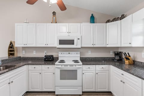 Renegade - Oceanfront and Allows Pets! House in Surf City