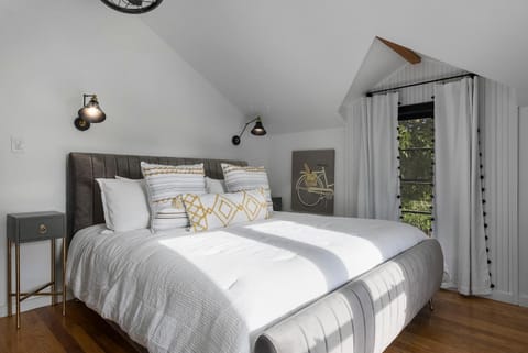 Stonewall Bungalow 4 - Sleeps 3 House in Stonewall