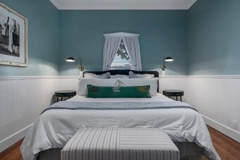 Stonewall Main Haus - Sleeps 6 House in Stonewall