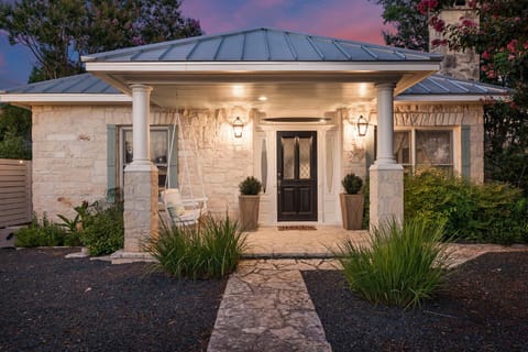 Stonewall Main Haus - Sleeps 6 House in Stonewall