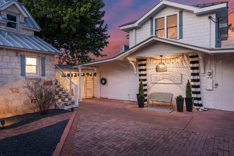 Stonewall Bungalows - Sleeps 15 House in Stonewall