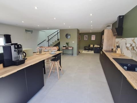 Coffee/tea facilities, Kitchen or kitchenette, Living room
