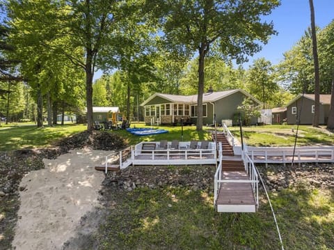 Welcome to Lakeside Lodge - Game Cave, Golf Greens House in Michigan