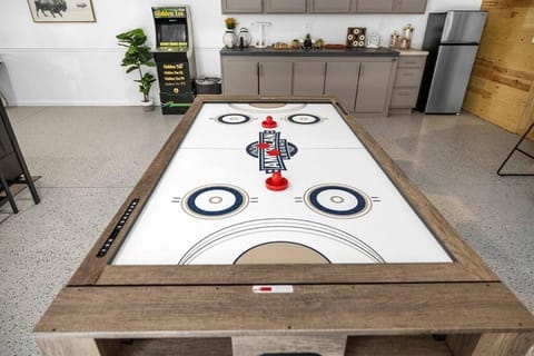 Welcome to Lakeside Lodge - Game Cave, Golf Greens House in Michigan