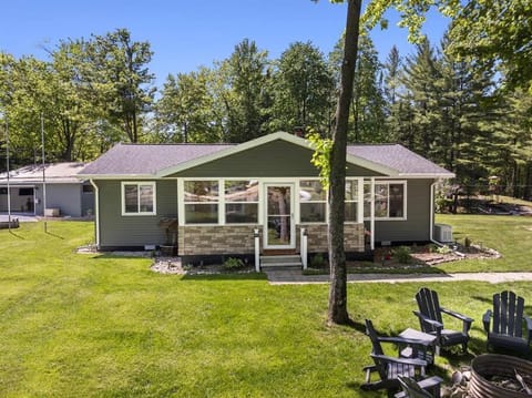 Welcome to Lakeside Lodge - Game Cave, Golf Greens House in Michigan