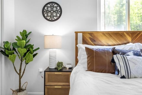 Welcome to Lakeside Lodge - Game Cave, Golf Greens House in Michigan