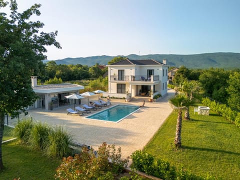 Property building, Patio, Spring, Day, Natural landscape, Garden, Garden view, Mountain view, Pool view, Swimming pool, sunbed