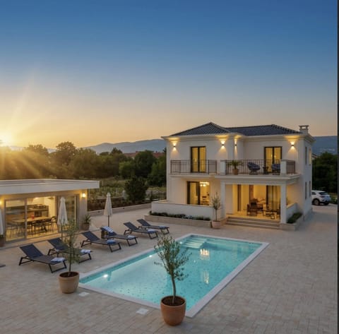 Property building, Patio, Day, Natural landscape, Pool view, Swimming pool, Sunrise, Sunset, Parking, sunbed