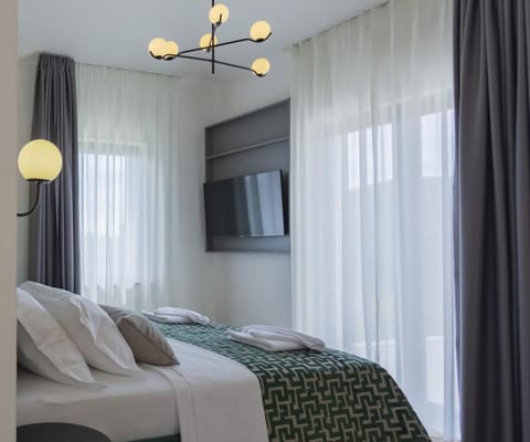 Communal lounge/ TV room, Bed, TV and multimedia, Bedroom