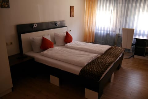 Restaurant/places to eat, Natural landscape, Food and drinks, City view, City view, Garden view, Garden view, Lake view, Lake view, Landmark view, Mountain view, River view, River view, Street view, Street view, Supermarket/grocery shop, Swimming pool, Buffet breakfast, Italian breakfast, Lunch, Dinner, Drinks, Alcoholic drinks, Non alcoholic drinks, children, young children, older children, group of guests