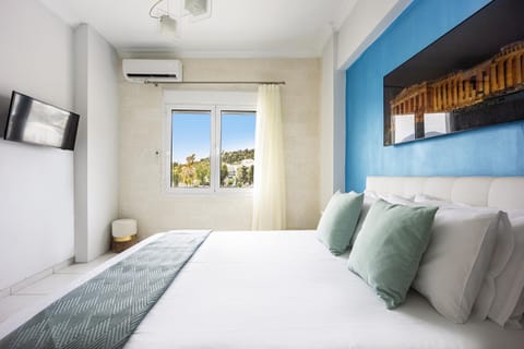 Bed, TV and multimedia, Photo of the whole room, Bedroom