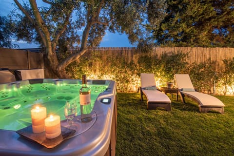 Garden, Hot Tub, sunbed