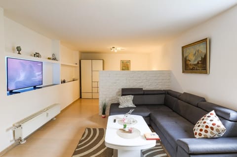 Communal lounge/ TV room, TV and multimedia, Living room, Seating area, Evening entertainment