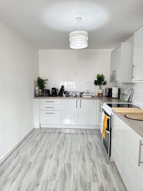 Coffee/tea facilities, Kitchen or kitchenette, stove, toaster