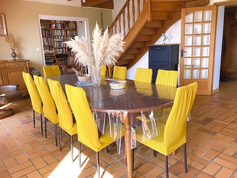 Restaurant/places to eat, Living room, Breakfast