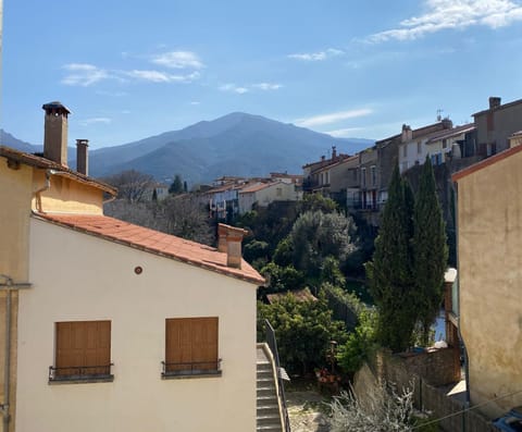 Property building, Nearby landmark, Day, Neighbourhood, Natural landscape, Mountain view
