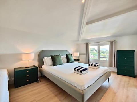 Bed, Photo of the whole room, Bedroom, air conditioner