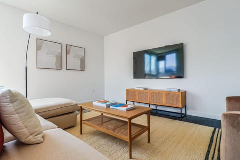 Luxurious 2Bed 2Bath Apartment at Formosa Apartment in Beverly Hills