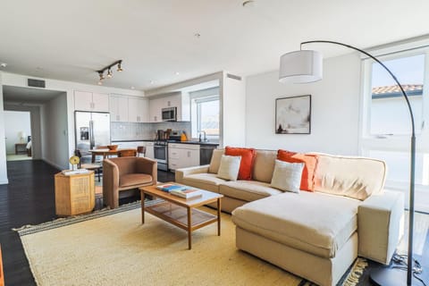 Luxurious 2Bed 2Bath Apartment at Formosa Apartment in Beverly Hills