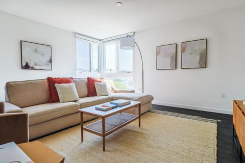 Luxurious 2Bed 2Bath Apartment at Formosa Apartment in Beverly Hills