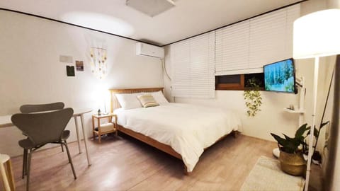 Bed, TV and multimedia, Bedroom
