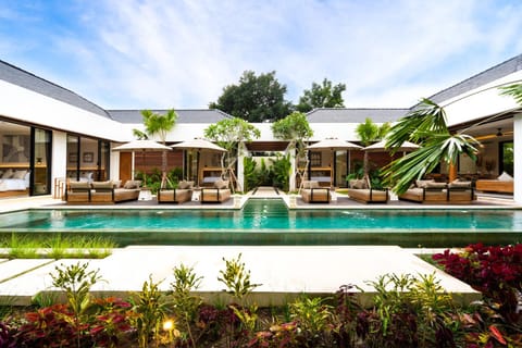 Property building, Day, Garden, Garden view, Pool view, Swimming pool, sunbed
