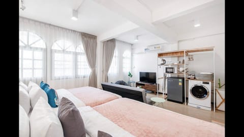 Bed, Living room, Photo of the whole room, Seating area, Bedroom, washing machine