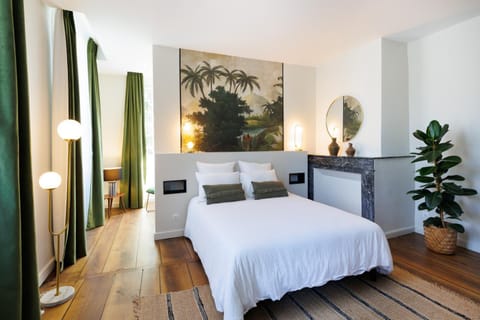 Bed, Photo of the whole room, Decorative detail, Decorative detail, Bedroom