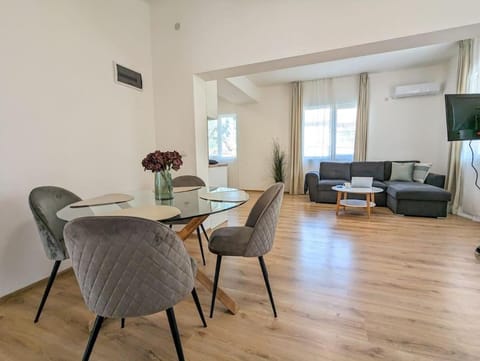 2BDRM Peaceful Escape with Free Parking Apartment in Veliko Tarnovo