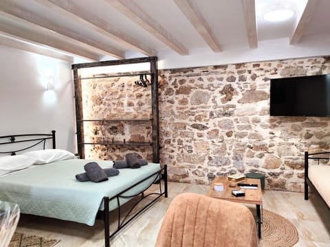 Bed, TV and multimedia, Living room, Photo of the whole room, Bedroom