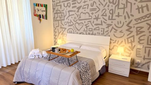 Bed, Living room, Photo of the whole room, Seating area, Bedroom, towels