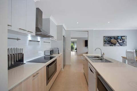 Kitchen or kitchenette, dishwasher, stove