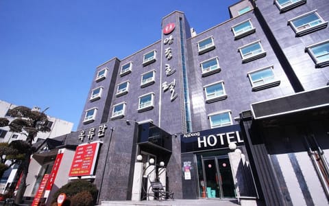 Property building, Day