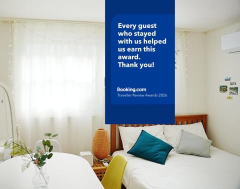 Bed, TV and multimedia, Dining area, Bedroom, Certificate/Award, air conditioner