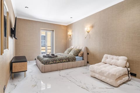 Photo of the whole room, Bedroom