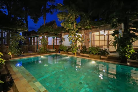 Night, Pool view