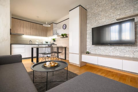 Communal lounge/ TV room, TV and multimedia, Kitchen or kitchenette, Living room, Seating area, Dining area