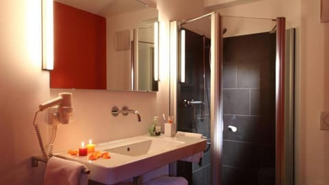 Shower, Bathroom, towels