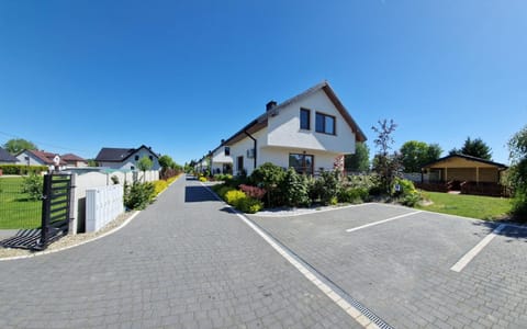 Property building, Spring, Neighbourhood, Garden view, Street view, Parking