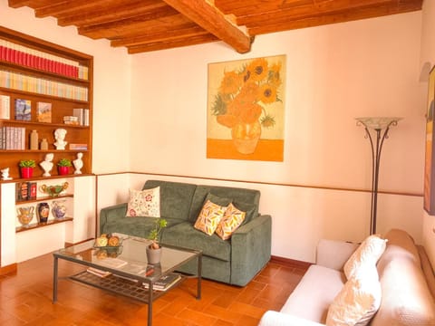 Communal lounge/ TV room, Library, TV and multimedia, Living room, Seating area